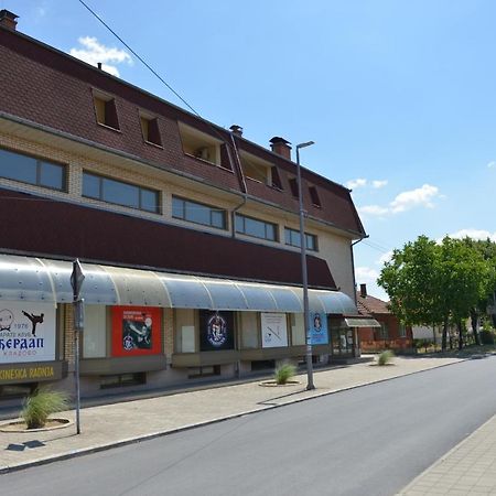 Apartmani Tomic クラドヴォ エクステリア 写真