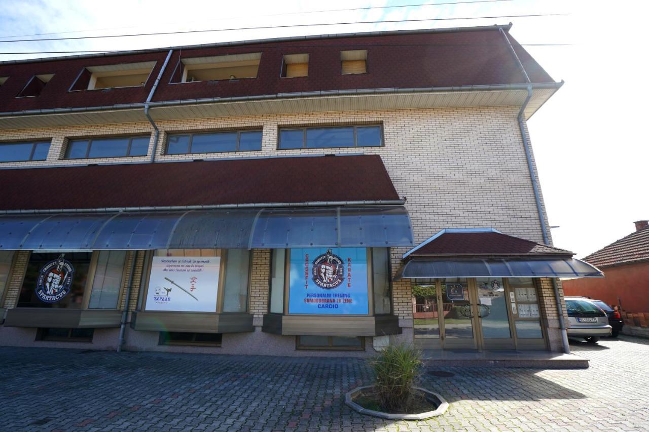 Apartmani Tomic クラドヴォ エクステリア 写真