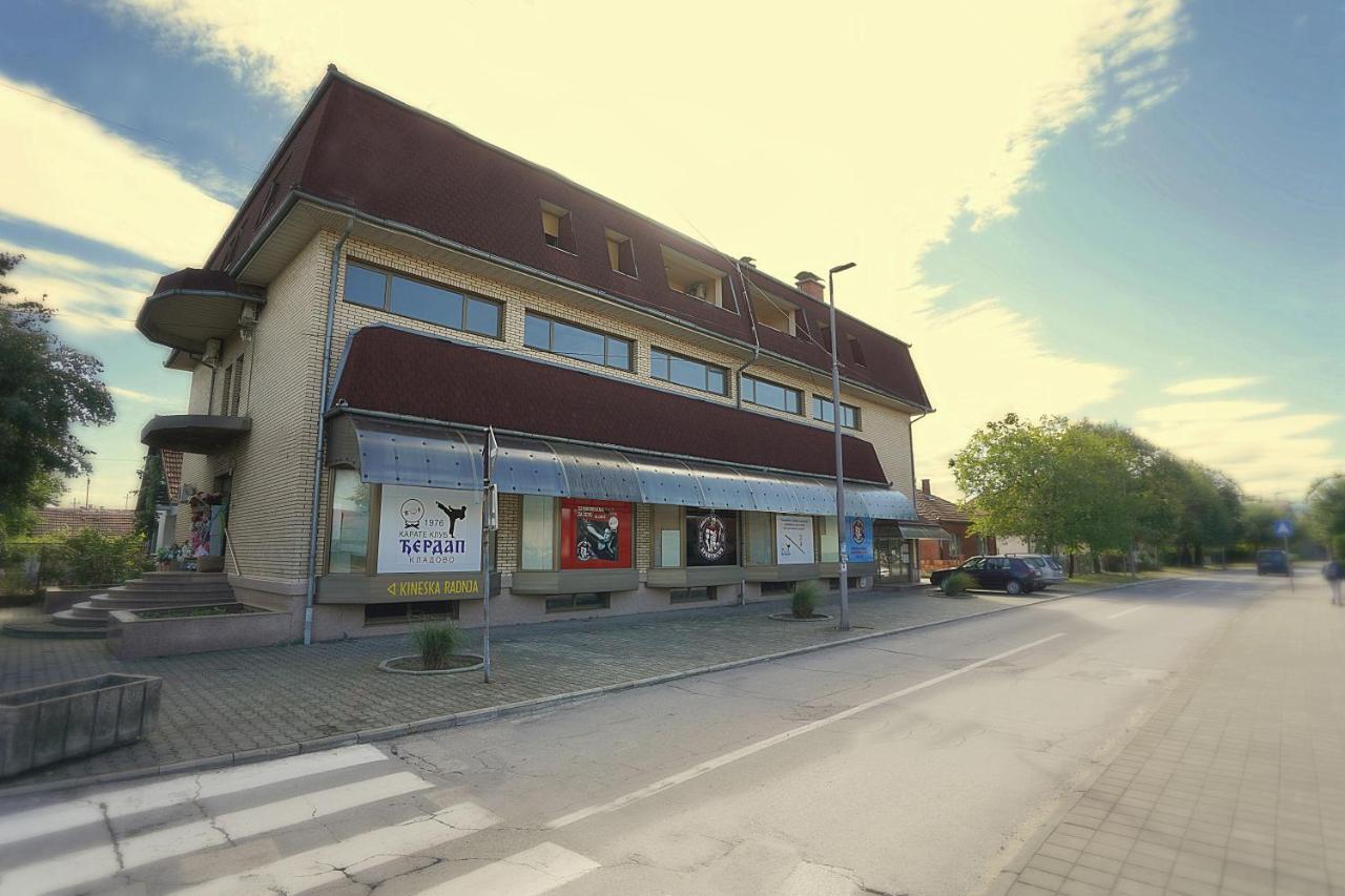 Apartmani Tomic クラドヴォ エクステリア 写真